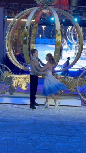 Yana Rudkovskaya Instagram - Christmas tales are coming. The real Cinderella  @sunnylipnitskaya and her Prince @_valeriy_angelopol_ ❄️❄️❄️ 

«Сказки Плющенко»- наше новое шоу , которые покоряет самые большие катки страны . Вчера феерино показали его на ВДНХ вместе с «Движением первых». 
В новогодние праздники Москвичи и гости столицы смогут увидеть «Рождественские сказки Евгения Плющенко с 27 декабря по 7 января ежедневно в Парке Горького . 
Хедлайнеры шоу - Олимпийская Чемпионка и символ ОИ 2014 - Юлия Липницкая и Чемпионка Европы и Финала Гран -При - Алена Косторная ✨