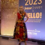 Yana Rudkovskaya Instagram - Пятница , она - такая ! Сначала получила премию @hello__ru в области бьюти ! Мой вояж с @rivegaucheru по 20 городам России не прошел бесследно и принёс свои плоды ! А потом был прекрасный вечер на дне рождении у Иры @zarkovaira.wrf ( кто знает , то поймёт ) , в их новом ресторане @ikura.msk . Вечер закончился красиво , ресторан нереально вкусный , еще одно место в моем листе ресторанов Москвы , кстати он с огромными панорамными окнами с видом на Рождественский бульвар, красота да и только ) ❤️ wearing @chanelofficial & @schiaparelli ✔️