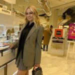 Yana Rudkovskaya Instagram - Друзья, предлагаю отправиться вместе со мной в тур по городам России! Жители и гости Самары, Саратова, Пензы и Санкт-Петербурга, приглашаю Вас на мой public talk в пространство красоты РИВ ГОШ. 26 октября в 17.00 САМАРА ТРЦ «КОСМОПОРТ» 27 октября в 17.00 САРАТОВ ТРЦ «ГАЛЕРЕЯ ТАУ» 28 октября в 17.00 ПЕНЗА ул. Московская, 86 31 октября в 19.00 Санкт-Петербург ТРЦ «ЖЕМЧУЖНАЯ ПЛАЗА» По традиции каждый сможет задать мне вопросы, получить автограф и сделать совместное селфи! А за самые интересные вопросы я подарю билеты на ледовое шоу «СОЮЗ ЧЕМПИОНОВ. РУССКИЕ СЕЗОНЫ» и бьюти - наборы от сети РИВ ГОШ. Вход свободный! До встречи в магазине РИВ ГОШ в вашем городе! 💜 ps Ищите счастливый купон в моих сторис ✔️