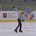 Yana Rudkovskaya Instagram - Первый старт в сезоне ! 2 чистейших проката КП и ПП ! Первый выполненный на соревнованиях тройной прыжок! Зажег и получил удовольствие от проката !Молодец, Саня @gnomgnomych , защитил 2 спортивный разряд ! Теперь уже ждём все твои тройные прыжки на следующие стартах! 💪🏻