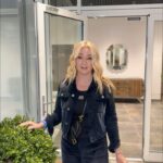 Yana Rudkovskaya Instagram - Добро пожаловать в наш гостиничный комплекс на арене @angelsofplushenko в Москве Небольшая экскурсия в закулисье ледовой жизни спортсменов. Для удобства мы сделали 5 номеров прямо на арене, в которых останавливаются наши фигуристы. С моим графиком я знаю, как тяжело находится долго в дали от дома и что даже в самой короткой командировке для меня очень важен домашний уют. Это и было главной задачей, создать для детей нашей академии уют. Помочь с этим я обратилась в компанию @stedi.tex, которые для нас в кратчайшие сроки сделали римские шторы .Получилось очень уютно и стильно. По промокоду «Яна» для моих подписчиков скидка 20%.