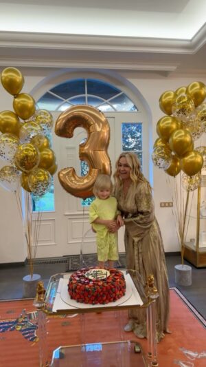 Yana Rudkovskaya Instagram - Арсюхе @plushenkoarseny - 3️⃣годика ! Поздравляем нашего малыша 🎉❤️🎂