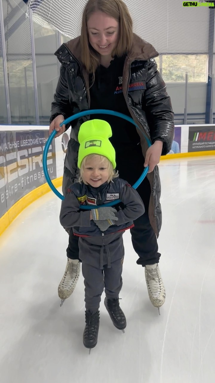 Yana Rudkovskaya Instagram - Решили с Арсюхиным @plushenkoofficial спортом не экспериментировать ) ⛸️ 🙈