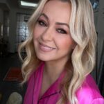 Yana Rudkovskaya Instagram - Приезжал Сердар @serdar_kambarov к нам в гости и собирал меня вместе с девочками из его салона @serdar_kambarov_moscow . Мы с ним 5 лет назад познакомились на показе Диор в Марракеше. Тогда он меня накрасил и я ахнула . Сейчас снова ахнула ! Говорю , что убери фотошоп , нас с тобой захейтят , а он мне отвечает : «Яна , я так круто делаю мейк и фотографирую , все твои морщинки на месте ! Свет , мастерство творят чудеса ! Посмотри и наслаждайся моей работой» Ну что делать , не могу не согласиться с Маэстро ! Как он это делает , одному Богу известно ! Уровень! 💜