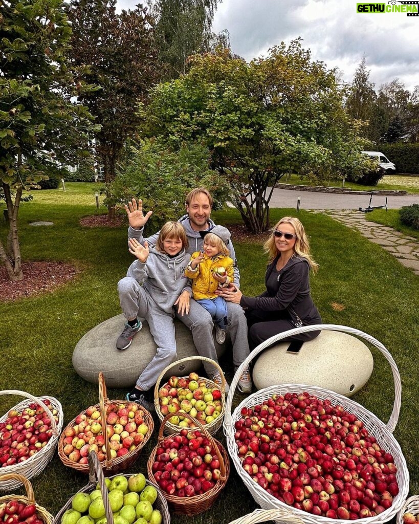 Yana Rudkovskaya Instagram - Начался урожай яблок из нашего сада в Подмосковье где мы живем ! Каждый день мы собираем минимум 10 корзин и угощаем всех спортсменов и гостей в @angelsofplushenko 🍏🍏🍏