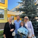 Yana Rudkovskaya Instagram - Ну что , Сашка @gnomgnomych - четвероклашка! Вот только был первоклашкой … Говорят , что чужие дети растут быстро , мне кажется , что свои еще быстрее ) Всех ребят поздравляем с праздником ! С первым Днём осени и с Днём знаний ! Прекрасный солнечный день сегодня в Москве и Подмосковье ! Пусть он принесёт только радость в этот прекрасный праздник для всех наших детей ! 🤍 🍂🍁