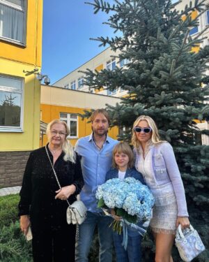 Yana Rudkovskaya Instagram - Ну что , Сашка @gnomgnomych - четвероклашка!  Вот только был первоклашкой … 
Говорят , что чужие дети растут быстро , мне кажется , что свои еще быстрее ) 
Всех ребят поздравляем с праздником ! С первым Днём осени и с Днём знаний ! 
Прекрасный солнечный день сегодня в Москве и Подмосковье ! 
Пусть он принесёт только радость в этот прекрасный праздник для всех наших детей ! 🤍 🍂🍁