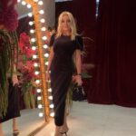 Yana Rudkovskaya Instagram - Моя первая вылазка после Китая и рутиной работы может быть только ради этого ужина в Selfie у Зарьковых : @zarkovaira.wrf & @boris_zarkov . Где же еще можно увидеть весь экс- воговский и татлеровский свет ? А послушать про байки из Дубайска и последние новости «не для телеграмм -каналов»? Вот например вкусно поесть можно наверное много где , а вот познакомиться с нашими прекрасными фермерами, которые поставляют на кухни ресторанов WRF продукты, выращенные своими руками- это только в @selfiemoscow ! Все таки Зарьковы умеют удивлять , я вот все гадаю , как им это удаётся делать ? Загадка.. … , и для гурманов и для меломанов ) ✔️ Как Вам кстати мой вчерашний образ ? 🖤 Больше пикантных подробностей в моих сторис.