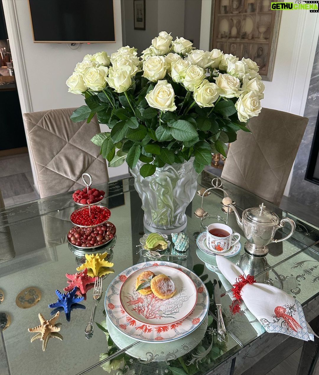 Yana Rudkovskaya Instagram - Доброе утро дома , в Подмосковье и #рубрикамоизавтраки с белыми розами и @diormaison 🐚🦀