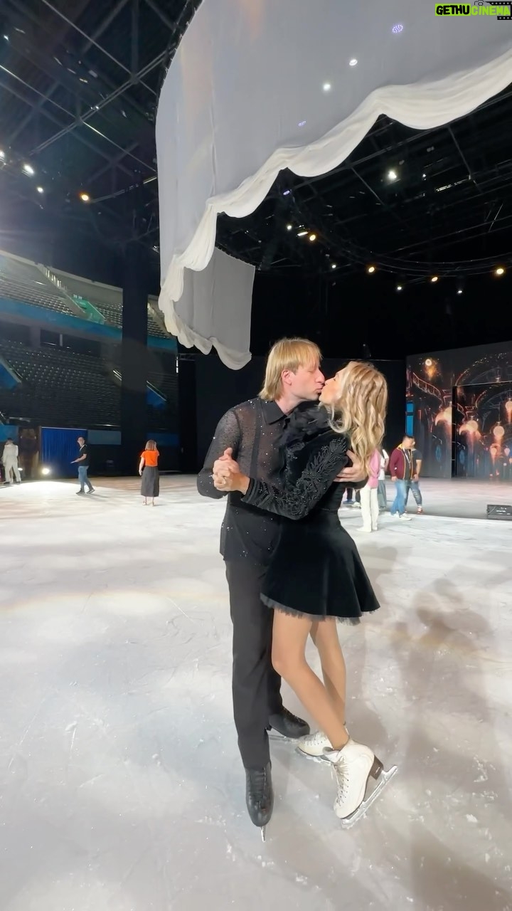 Yana Rudkovskaya Instagram - А я тоже на пекинском льду на коньках иногда ) 😎⛸️ Beijing, China