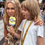 Yana Rudkovskaya Instagram - У нас маленькие семейный выходные между шоу в Пекине ! Итак : 1) Пекинскую утку отведали , от супа из черепахи отказались ) 2) В Universal парк сходили и на всех горках прокатились, палочки Гарри Поттера прикупили ) 3) По магазинам прошлись. Цены выше чем в Европе , но такие же как в Москве , но выбор колоссальный . 4) Русских очень любят. Нам подарили море цветов и подарков. Душевный приём везде. 5) Единственный минус - полное отсутствие знание английского языка повсеместно. Будь то гостиница, рестораны или магазины , но зато невероятно виртуозное владение электронным переводчиком ) . Наши китайские гастроли проходят с большим успехом, мы рады что в Китае так любят русское фигурное катание и русский балет . Начинаем готовиться к Щелкунчику . Ждём всех на шоу ! Show must go on in Beijing ! 🇨🇳 Universal Studios Resort 北京环球主题公园度假村