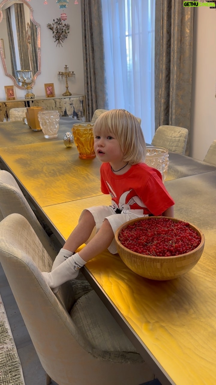 Yana Rudkovskaya Instagram - Ягоду собрал , всех угостил и про себя не забыл ) @plushenkoarseny 🍒