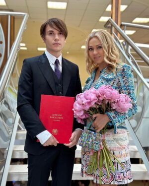 Yana Rudkovskaya Instagram - Сегодня потрясающий и важный день для нашей семьи. 
Мои двое старших сыновей закончили МГИМО . Коля с Красным Дипломом факультет Международного Бизнеса , А Андрей успешно факультет «Международные  экономические отношения и международный институт энергетической политики и дипломатии». 
Горжусь и очень рада , что смогла вырастить таких прекрасных сыновей . Я прошла сложный путь, но сегодня я могу точно сказать, что боролась не зря ! Они сейчас - моя  гордость  и опора , а я их была опора все эти непростые годы ! 
Благодарю декана Факультета Международного Бизнеса - Владимира Владимировича Шаповалова за его трепетное отношение к студентам  и за то , что он являлся ярким примером  и мудрым наставником для ребят . Низкий поклон от всей нашей семьи. 

Ps Благодарю моих друзей @atelier_inspired - лучшее ателье в Москве и Юлечку @prokipyuliya , которые в невероятные кратчайшие сроки сшили костюмы для моих выпускников, как оказалось сейчас - это большая проблема , родители выпускников меня поймут . Сервис не уступает лучшим кутюрным мировым домам моды ! И об этом уже говорят все! Спасибо ❤️
