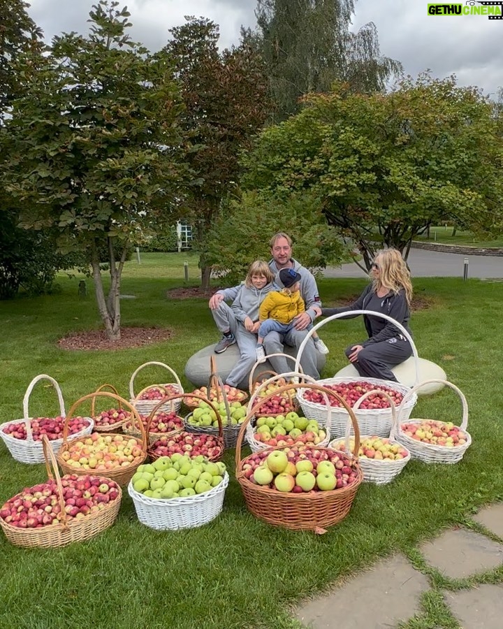 Yana Rudkovskaya Instagram - Начался урожай яблок из нашего сада в Подмосковье где мы живем ! Каждый день мы собираем минимум 10 корзин и угощаем всех спортсменов и гостей в @angelsofplushenko 🍏🍏🍏