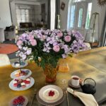 Yana Rudkovskaya Instagram - Главный элемент красивого завтрака – красивая посуда. Сегодня за эстетику моего утра отвечает @bork_com . Все изделия новой коллекции выполнены из тончайшего костяного фарфора, который является одним из самых ценных видов фарфора в мире. Тарелки и чашки в фирменных цветах и уникальном паттерне бренда добавили ярких акцентов сервировке. А взбодриться этим сентябрьским утром помог насыщенный чай из чугунного чайника @bork_com 🧡 #рубрикамоизавтраки