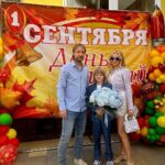Yana Rudkovskaya Instagram - Ну что , Сашка @gnomgnomych - четвероклашка! Вот только был первоклашкой … Говорят , что чужие дети растут быстро , мне кажется , что свои еще быстрее ) Всех ребят поздравляем с праздником ! С первым Днём осени и с Днём знаний ! Прекрасный солнечный день сегодня в Москве и Подмосковье ! Пусть он принесёт только радость в этот прекрасный праздник для всех наших детей ! 🤍 🍂🍁