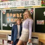 Yana Rudkovskaya Instagram - Ну что , Сашка @gnomgnomych - четвероклашка! Вот только был первоклашкой … Говорят , что чужие дети растут быстро , мне кажется , что свои еще быстрее ) Всех ребят поздравляем с праздником ! С первым Днём осени и с Днём знаний ! Прекрасный солнечный день сегодня в Москве и Подмосковье ! Пусть он принесёт только радость в этот прекрасный праздник для всех наших детей ! 🤍 🍂🍁