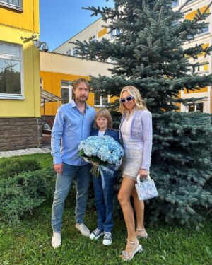 Yana Rudkovskaya Instagram - Ну что , Сашка @gnomgnomych - четвероклашка!  Вот только был первоклашкой … 
Говорят , что чужие дети растут быстро , мне кажется , что свои еще быстрее ) 
Всех ребят поздравляем с праздником ! С первым Днём осени и с Днём знаний ! 
Прекрасный солнечный день сегодня в Москве и Подмосковье ! 
Пусть он принесёт только радость в этот прекрасный праздник для всех наших детей ! 🤍 🍂🍁