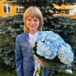 Yana Rudkovskaya Instagram - Ну что , Сашка @gnomgnomych - четвероклашка! Вот только был первоклашкой … Говорят , что чужие дети растут быстро , мне кажется , что свои еще быстрее ) Всех ребят поздравляем с праздником ! С первым Днём осени и с Днём знаний ! Прекрасный солнечный день сегодня в Москве и Подмосковье ! Пусть он принесёт только радость в этот прекрасный праздник для всех наших детей ! 🤍 🍂🍁