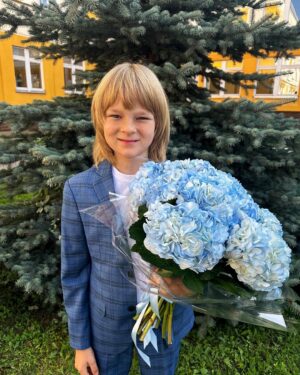 Yana Rudkovskaya Instagram - Ну что , Сашка @gnomgnomych - четвероклашка!  Вот только был первоклашкой … 
Говорят , что чужие дети растут быстро , мне кажется , что свои еще быстрее ) 
Всех ребят поздравляем с праздником ! С первым Днём осени и с Днём знаний ! 
Прекрасный солнечный день сегодня в Москве и Подмосковье ! 
Пусть он принесёт только радость в этот прекрасный праздник для всех наших детей ! 🤍 🍂🍁