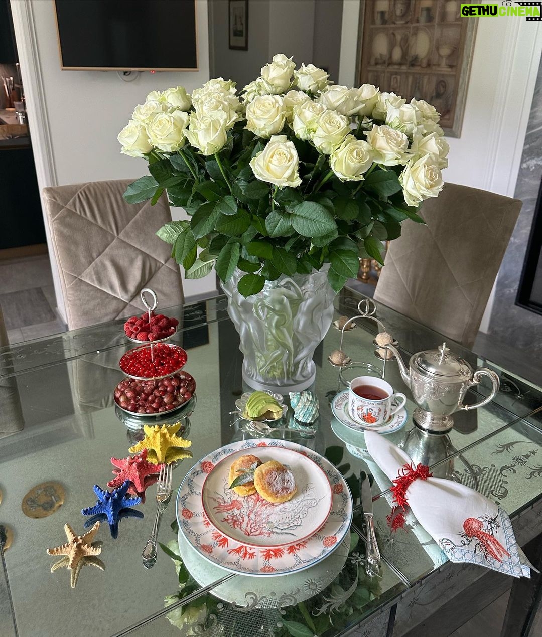 Yana Rudkovskaya Instagram - Доброе утро дома , в Подмосковье и #рубрикамоизавтраки с белыми розами и @diormaison 🐚🦀