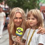 Yana Rudkovskaya Instagram - У нас маленькие семейный выходные между шоу в Пекине ! Итак : 1) Пекинскую утку отведали , от супа из черепахи отказались ) 2) В Universal парк сходили и на всех горках прокатились, палочки Гарри Поттера прикупили ) 3) По магазинам прошлись. Цены выше чем в Европе , но такие же как в Москве , но выбор колоссальный . 4) Русских очень любят. Нам подарили море цветов и подарков. Душевный приём везде. 5) Единственный минус - полное отсутствие знание английского языка повсеместно. Будь то гостиница, рестораны или магазины , но зато невероятно виртуозное владение электронным переводчиком ) . Наши китайские гастроли проходят с большим успехом, мы рады что в Китае так любят русское фигурное катание и русский балет . Начинаем готовиться к Щелкунчику . Ждём всех на шоу ! Show must go on in Beijing ! 🇨🇳 Universal Studios Resort 北京环球主题公园度假村