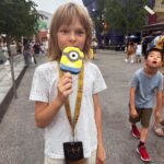 Yana Rudkovskaya Instagram - У нас маленькие семейный выходные между шоу в Пекине ! Итак : 1) Пекинскую утку отведали , от супа из черепахи отказались ) 2) В Universal парк сходили и на всех горках прокатились, палочки Гарри Поттера прикупили ) 3) По магазинам прошлись. Цены выше чем в Европе , но такие же как в Москве , но выбор колоссальный . 4) Русских очень любят. Нам подарили море цветов и подарков. Душевный приём везде. 5) Единственный минус - полное отсутствие знание английского языка повсеместно. Будь то гостиница, рестораны или магазины , но зато невероятно виртуозное владение электронным переводчиком ) . Наши китайские гастроли проходят с большим успехом, мы рады что в Китае так любят русское фигурное катание и русский балет . Начинаем готовиться к Щелкунчику . Ждём всех на шоу ! Show must go on in Beijing ! 🇨🇳 Universal Studios Resort 北京环球主题公园度假村