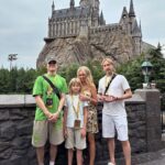 Yana Rudkovskaya Instagram - У нас маленькие семейный выходные между шоу в Пекине ! Итак : 1) Пекинскую утку отведали , от супа из черепахи отказались ) 2) В Universal парк сходили и на всех горках прокатились, палочки Гарри Поттера прикупили ) 3) По магазинам прошлись. Цены выше чем в Европе , но такие же как в Москве , но выбор колоссальный . 4) Русских очень любят. Нам подарили море цветов и подарков. Душевный приём везде. 5) Единственный минус - полное отсутствие знание английского языка повсеместно. Будь то гостиница, рестораны или магазины , но зато невероятно виртуозное владение электронным переводчиком ) . Наши китайские гастроли проходят с большим успехом, мы рады что в Китае так любят русское фигурное катание и русский балет . Начинаем готовиться к Щелкунчику . Ждём всех на шоу ! Show must go on in Beijing ! 🇨🇳 Universal Studios Resort 北京环球主题公园度假村