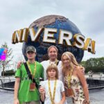 Yana Rudkovskaya Instagram - У нас маленькие семейный выходные между шоу в Пекине ! Итак : 1) Пекинскую утку отведали , от супа из черепахи отказались ) 2) В Universal парк сходили и на всех горках прокатились, палочки Гарри Поттера прикупили ) 3) По магазинам прошлись. Цены выше чем в Европе , но такие же как в Москве , но выбор колоссальный . 4) Русских очень любят. Нам подарили море цветов и подарков. Душевный приём везде. 5) Единственный минус - полное отсутствие знание английского языка повсеместно. Будь то гостиница, рестораны или магазины , но зато невероятно виртуозное владение электронным переводчиком ) . Наши китайские гастроли проходят с большим успехом, мы рады что в Китае так любят русское фигурное катание и русский балет . Начинаем готовиться к Щелкунчику . Ждём всех на шоу ! Show must go on in Beijing ! 🇨🇳 Universal Studios Resort 北京环球主题公园度假村
