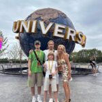 Yana Rudkovskaya Instagram - У нас маленькие семейный выходные между шоу в Пекине ! Итак : 1) Пекинскую утку отведали , от супа из черепахи отказались ) 2) В Universal парк сходили и на всех горках прокатились, палочки Гарри Поттера прикупили ) 3) По магазинам прошлись. Цены выше чем в Европе , но такие же как в Москве , но выбор колоссальный . 4) Русских очень любят. Нам подарили море цветов и подарков. Душевный приём везде. 5) Единственный минус - полное отсутствие знание английского языка повсеместно. Будь то гостиница, рестораны или магазины , но зато невероятно виртуозное владение электронным переводчиком ) . Наши китайские гастроли проходят с большим успехом, мы рады что в Китае так любят русское фигурное катание и русский балет . Начинаем готовиться к Щелкунчику . Ждём всех на шоу ! Show must go on in Beijing ! 🇨🇳 Universal Studios Resort 北京环球主题公园度假村