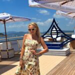 Yana Rudkovskaya Instagram - Удивительно , что 20 лет назад я носила эти вещи и весила 54-55 кг , как познакомились с Женей похудела до 50 кг . Сейчас вернулась в свой прежний вес и снова ношу эти вещи ( между прочим винтаж 20 летней давности на мне ) . Замечу , годы идут , размер тот же и бренды те же ) Итак , голосуем : Фото 1️⃣ и 4️⃣ , 2️⃣ и 3️⃣, где я с Филиппом @fkirkorov в Кусково 2007 г - Dolce & Gabbana образца 2002 Фото 5️⃣- Dior времён Гальяно -2002 Фото 6️⃣ Chanel 2002 А кто скажет ? Как будто вчера купила ) В идеальной сохранности ) Фиг где сейчас такие вещи найдешь , но а если найдешь , то только за такие деньги , что уже не захочешь купить точно ) Итак ! Выбираем лучший эксклюзивный винтаж : 1 ) Dolce & Gabbana и Филипп , 2) Dior времен Гальяно с показа 3) или оранжевый Chanel ?)) 😎😎😎