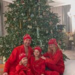 Yana Rudkovskaya Instagram - С Новым 2️⃣0️⃣2️⃣4️⃣ годом ! Любви, здоровья всем и бесконечного счастья , исполнения всех жнланий! Мира и добра ! 🌲❤️
