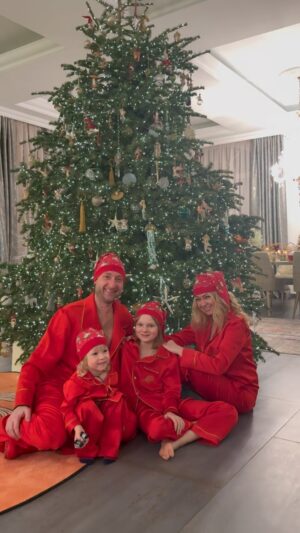 Yana Rudkovskaya Instagram - С Новым 2️⃣0️⃣2️⃣4️⃣ годом ! Любви, здоровья  всем и бесконечного счастья , исполнения всех жнланий! Мира и добра ! 🌲❤️