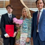Yana Rudkovskaya Instagram - Сегодня потрясающий и важный день для нашей семьи. Мои двое старших сыновей закончили МГИМО . Коля с Красным Дипломом факультет Международного Бизнеса , А Андрей успешно факультет «Международные экономические отношения и международный институт энергетической политики и дипломатии». Горжусь и очень рада , что смогла вырастить таких прекрасных сыновей . Я прошла сложный путь, но сегодня я могу точно сказать, что боролась не зря ! Они сейчас - моя гордость и опора , а я их была опора все эти непростые годы ! Благодарю декана Факультета Международного Бизнеса - Владимира Владимировича Шаповалова за его трепетное отношение к студентам и за то , что он являлся ярким примером и мудрым наставником для ребят . Низкий поклон от всей нашей семьи. Ps Благодарю моих друзей @atelier_inspired - лучшее ателье в Москве и Юлечку @prokipyuliya , которые в невероятные кратчайшие сроки сшили костюмы для моих выпускников, как оказалось сейчас - это большая проблема , родители выпускников меня поймут . Сервис не уступает лучшим кутюрным мировым домам моды ! И об этом уже говорят все! Спасибо ❤️