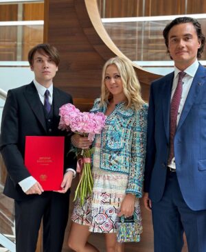 Yana Rudkovskaya Instagram - Сегодня потрясающий и важный день для нашей семьи. 
Мои двое старших сыновей закончили МГИМО . Коля с Красным Дипломом факультет Международного Бизнеса , А Андрей успешно факультет «Международные  экономические отношения и международный институт энергетической политики и дипломатии». 
Горжусь и очень рада , что смогла вырастить таких прекрасных сыновей . Я прошла сложный путь, но сегодня я могу точно сказать, что боролась не зря ! Они сейчас - моя  гордость  и опора , а я их была опора все эти непростые годы ! 
Благодарю декана Факультета Международного Бизнеса - Владимира Владимировича Шаповалова за его трепетное отношение к студентам  и за то , что он являлся ярким примером  и мудрым наставником для ребят . Низкий поклон от всей нашей семьи. 

Ps Благодарю моих друзей @atelier_inspired - лучшее ателье в Москве и Юлечку @prokipyuliya , которые в невероятные кратчайшие сроки сшили костюмы для моих выпускников, как оказалось сейчас - это большая проблема , родители выпускников меня поймут . Сервис не уступает лучшим кутюрным мировым домам моды ! И об этом уже говорят все! Спасибо ❤️