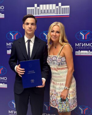 Yana Rudkovskaya Instagram - Сегодня потрясающий и важный день для нашей семьи. 
Мои двое старших сыновей закончили МГИМО . Коля с Красным Дипломом факультет Международного Бизнеса , А Андрей успешно факультет «Международные  экономические отношения и международный институт энергетической политики и дипломатии». 
Горжусь и очень рада , что смогла вырастить таких прекрасных сыновей . Я прошла сложный путь, но сегодня я могу точно сказать, что боролась не зря ! Они сейчас - моя  гордость  и опора , а я их была опора все эти непростые годы ! 
Благодарю декана Факультета Международного Бизнеса - Владимира Владимировича Шаповалова за его трепетное отношение к студентам  и за то , что он являлся ярким примером  и мудрым наставником для ребят . Низкий поклон от всей нашей семьи. 

Ps Благодарю моих друзей @atelier_inspired - лучшее ателье в Москве и Юлечку @prokipyuliya , которые в невероятные кратчайшие сроки сшили костюмы для моих выпускников, как оказалось сейчас - это большая проблема , родители выпускников меня поймут . Сервис не уступает лучшим кутюрным мировым домам моды ! И об этом уже говорят все! Спасибо ❤️