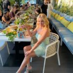 Yana Rudkovskaya Instagram - В Пифагоре @pifagorrest у @alexanderrappoport открылась потрясающая модная веранда . Вся светская Москва вчера гуляла у гостеприимного Александра Леонидовича. Я люблю московские светские ужины, именно там ты узнаешь все новости «нашего городка», но об этом чуть позже в моей тележке «Голубь Мира» 🤍✨✨✨