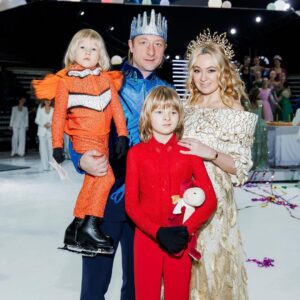 Yana Rudkovskaya Instagram - С днем рождения, Санечка ! С днем рождения , наш любимый Чемпион @gnomgnomych  Пусть исполняются все твои мечты ! ❤️🎉🎉