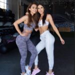 Yanet Garcia Instagram - Descarga la app @fitplan_app y entrena con nosotras 💪🏻🍑@jenselter @sommerray @fitgurlmel