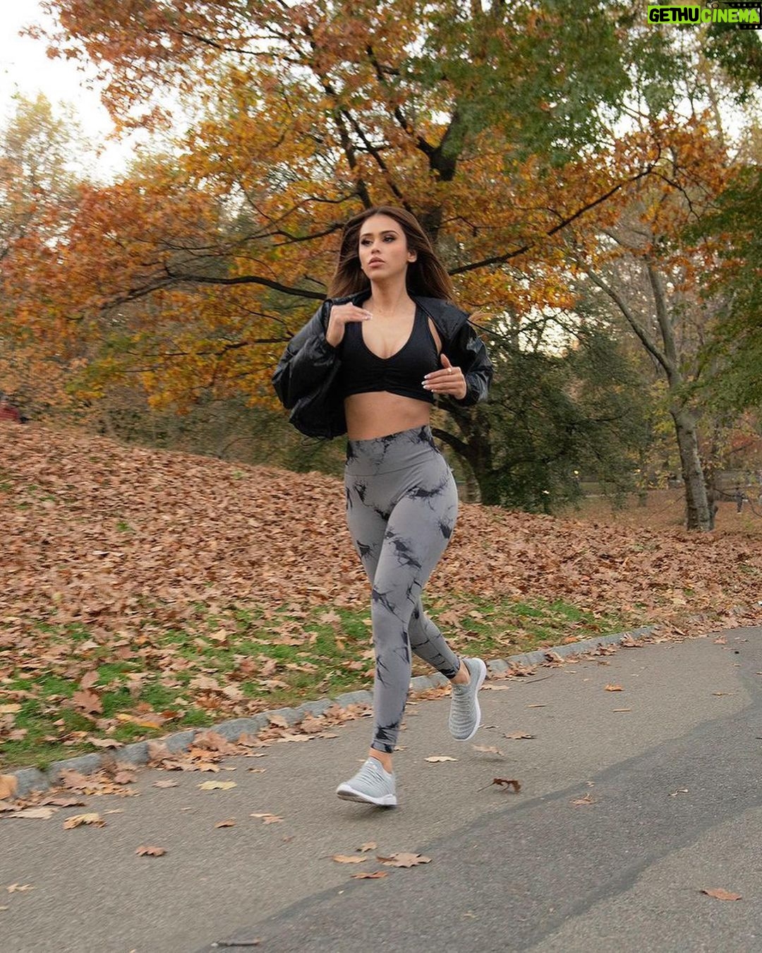 Yanet Garcia Instagram - 💪🏻 🍁 🍂 @yanetgarciahealthcoach Central Park, New York