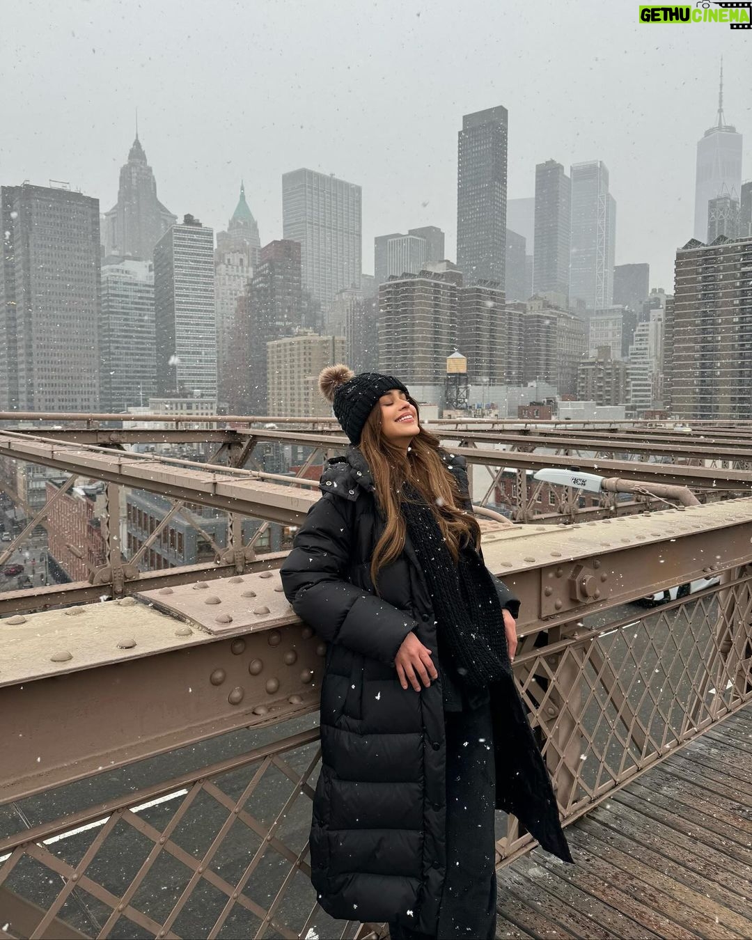 Yanet Garcia Instagram - THE HARDEST THING TO DO IS LEAVING YOUR COMFORT ZONE. BUT YOU HAVE TO LET GO OF THE LIFE YOU’RE FAMILIAR WITH AND TAKE THE RISK TO LIVE THE LIFE YOU DREAM ABOUT ⛄️❄️🍎 Manhattan, New York