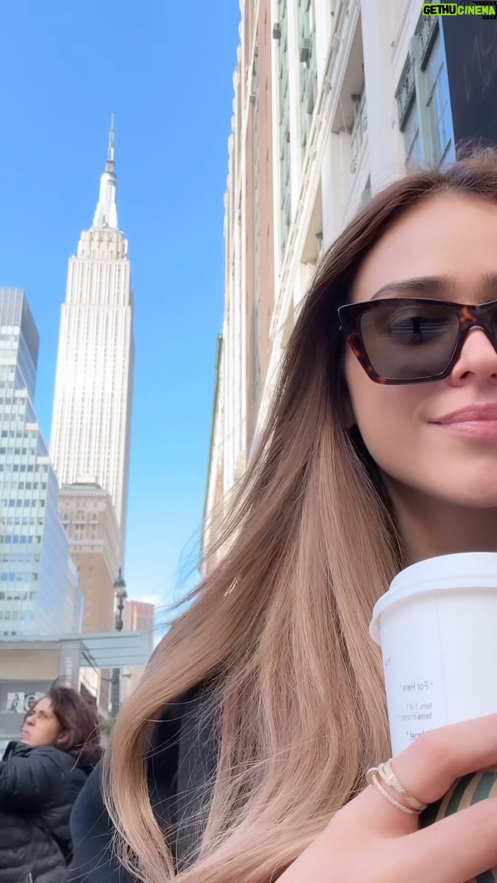 Yanet Garcia Instagram - Making my dreams come true ✨ Thank you 2023 🙏🏻 @newyorkfilmacademy 🤓📚 @cinepolismx #QueHuevosSofia 🎬🍿 @fitplan_app 💪🏻🏋🏻♀️ @yanetgarciahealthcoach 🍏🥦🥑 @teletonmexicooficial 💜