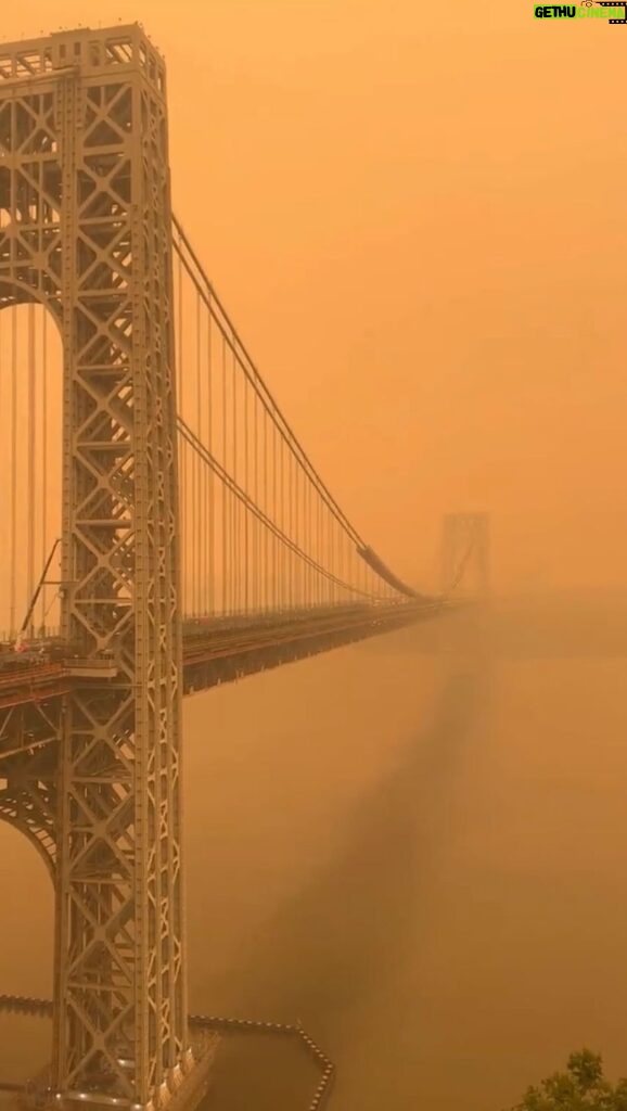 Yanet Garcia Instagram - This looks apocalyptic!!! New York City has some of the worst air quality in the world because of smoke that has drifted south from wildfires burning in Canada. Please stay safe and take care 🫶🏻🍎 New York, New York