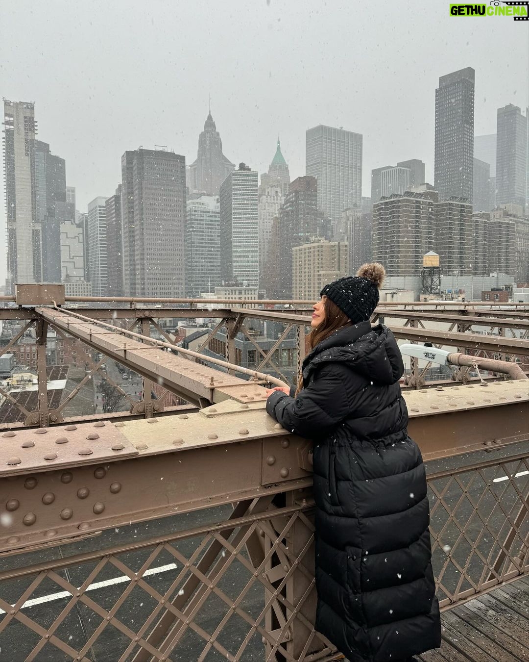 Yanet Garcia Instagram - THE HARDEST THING TO DO IS LEAVING YOUR COMFORT ZONE. BUT YOU HAVE TO LET GO OF THE LIFE YOU’RE FAMILIAR WITH AND TAKE THE RISK TO LIVE THE LIFE YOU DREAM ABOUT ⛄️❄️🍎 Manhattan, New York