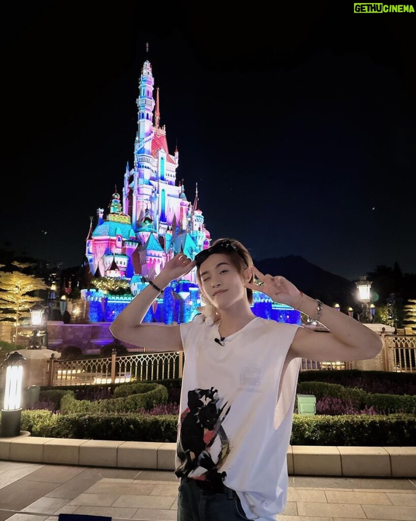 Yangyang Instagram - Had such a healing time in HongKong Disney❤ thank you for having us! p.s Nice to meet LinaBell LoL