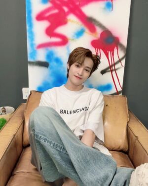 Yangyang Instagram - 🤚✌️🫰