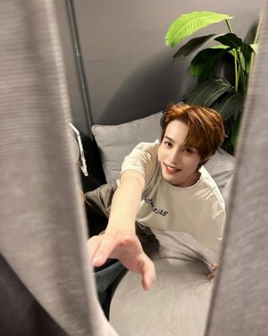 Yangyang Instagram - 🤚✌️🫰