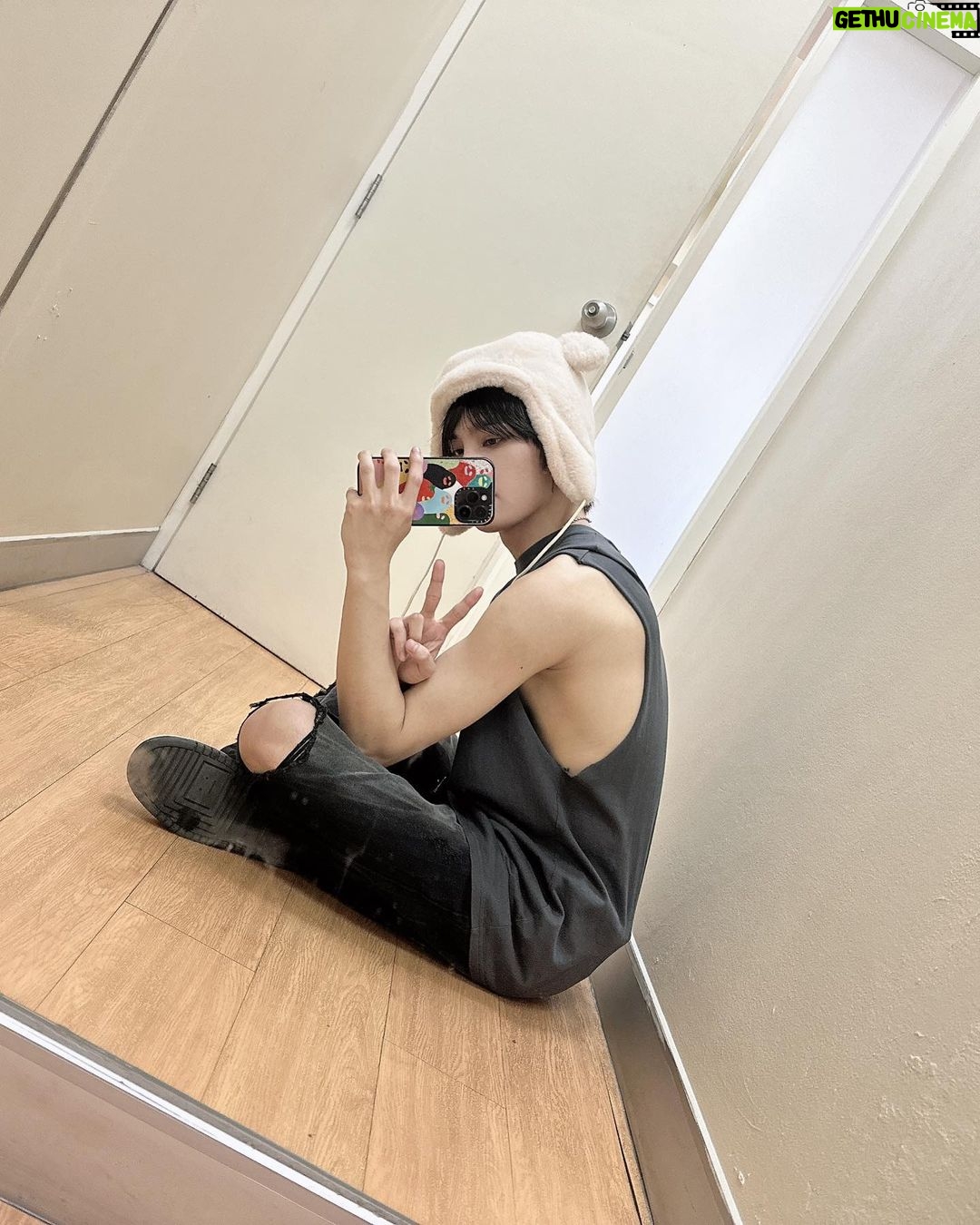 Yangyang Instagram - เพราะ WayZenNi ทุกคนเลยครับ ผมถึงมีความทรงจำที่ดีแบบนี้ที่ประเทศไทย ขอบคุณนะครับ ❤️ เหมือนแพชชั่นเมื่อ 4 ปีที่แล้วกลับมาอีกครั้งเลยครับ ผมรักทุกคนมาก ๆ ๆ จริง ๆ ครับ ขอบคุณที่เป็นกำลังใจให้ WayV ครับ แล้วพบกันอีกในครั้งหน้านะครับ! ❤️❤️❤️