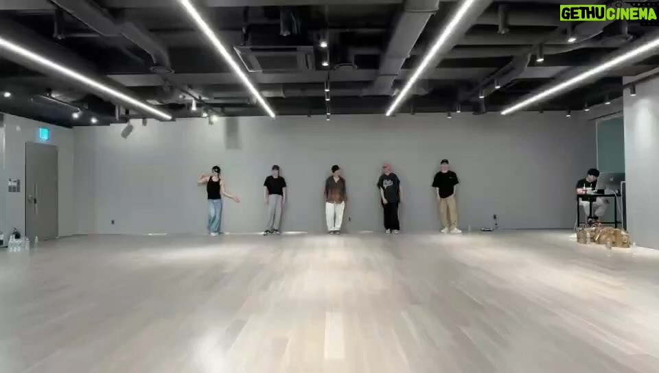 Yangyang Instagram - How many dances do you see here?🧐