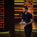 Yannick De Martino Instagram - J’étais en train de balancer de la grosse poésie en pleine gueule du public de @comediha 📸 : @michelgrenier